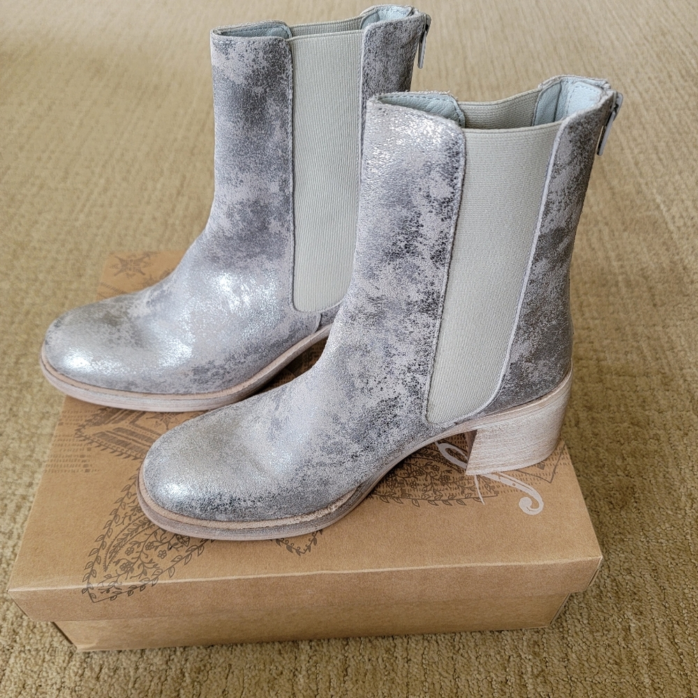 Free People The Essential Chelsea Boot in Gunmetal, Size 38.5
